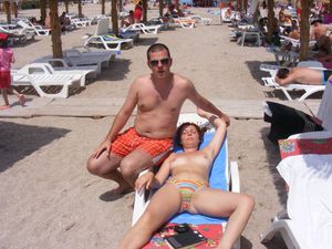 10. Couple on romanian inconu beach26w5r3lcff.jpg