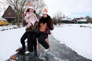 Dutch girls on ice [x140]-u6w65tqf2r.jpg