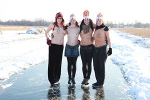 Dutch girls on ice [x140]-a6w65vqzrr.jpg