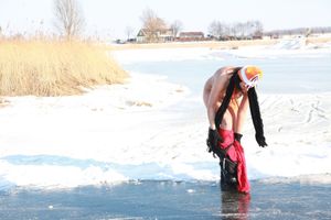 Dutch girls on ice [x140]-v6w65wdesv.jpg