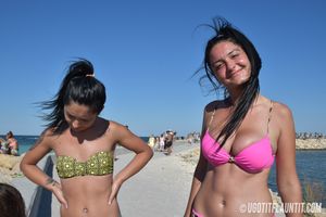Andra & Patrisia on the beach [x68]-26w8tmg15c.jpg