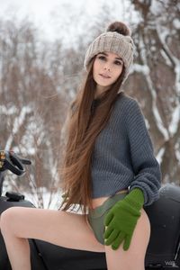 Leona Mia snowmobile-r6wpx7mupc.jpg