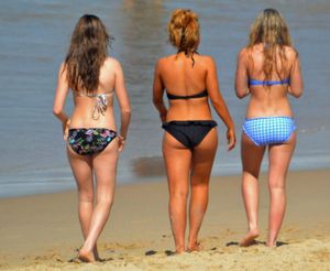 3 bikini teens walking to the water-m7ca4ivqwo.jpg