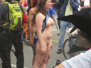 Fremont Solstice Naked Cyclists 2012 - Mostly MILF x48p7c5qxax5r.jpg