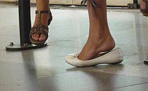 Girls Feet in Paris (libraries, parks, restaurants...)-27hcc53d32.jpg
