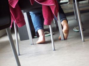 Girls-Feet-in-Paris-%28libraries%2C-parks%2C-restaurants...%29-j7hcc732lz.jpg