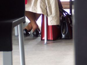 Girls-Feet-in-Paris-%28libraries%2C-parks%2C-restaurants...%29-57hcc7w77i.jpg