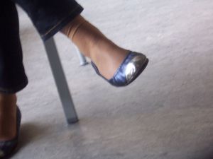 Girls-Feet-in-Paris-%28libraries%2C-parks%2C-restaurants...%29-i7hcc8bru4.jpg