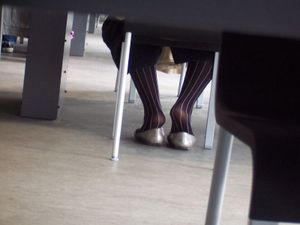 Girls Feet in Paris (libraries, parks, restaurants...)-77hcc8ethr.jpg