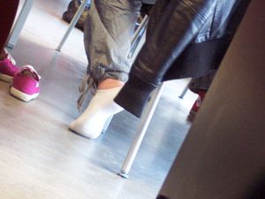 Girls Feet in Paris (libraries, parks, restaurants...)-l7hcc8930c.jpg