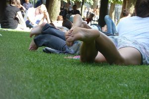 Girls Feet in Paris (libraries, parks, restaurants...)-i7hcck7gpq.jpg