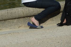 Girls Feet in Paris (libraries, parks, restaurants...)-17hccm0dan.jpg