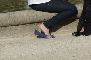 Girls-Feet-in-Paris-%28libraries%2C-parks%2C-restaurants...%29-r7hccm1sbq.jpg