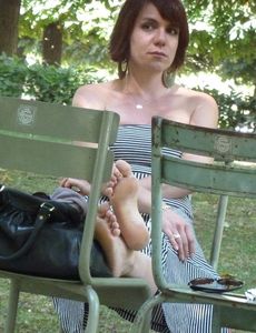 Girls Feet in Paris (libraries, parks, restaurants...)-c7hccn81es.jpg