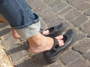 Girls-Feet-in-Paris-%28libraries%2C-parks%2C-restaurants...%29-a7hccoqbqo.jpg